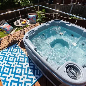 House Hot Tub Getaway Apartment Southend-on-Sea